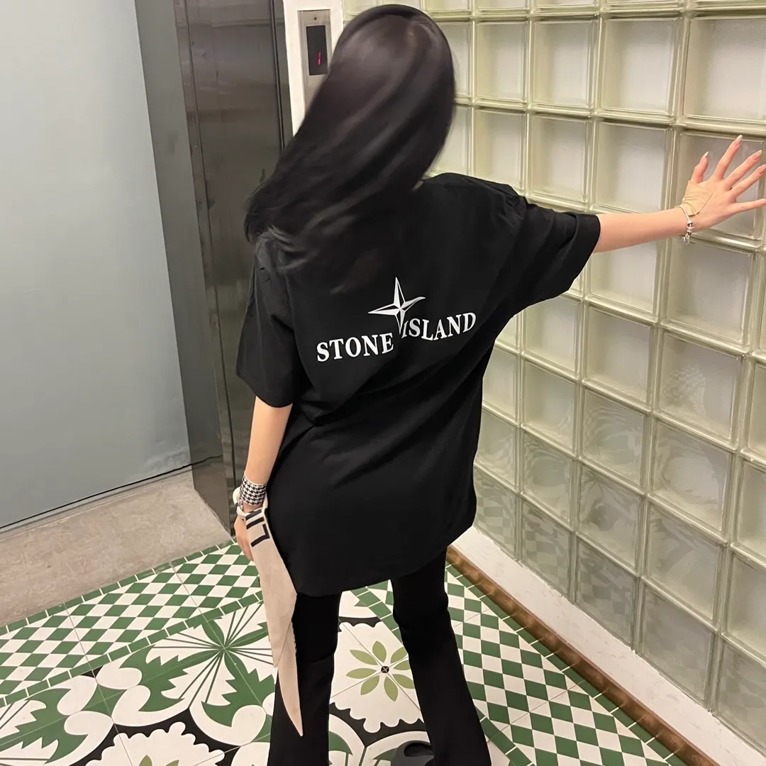 W610#P110💰 Stone Island logo printed front and back short-sleeved men's and women's loose casual T-shirts. Made of 260g combed cotton with 32-count double yarn. Double-threaded two-needle pressed thread. No deformation after long-term washing. Imported 3D printing. No fading. No cracking. Authentic pattern making. Double tags washed. Original packaging. Color: black-white. Size M-XXL.